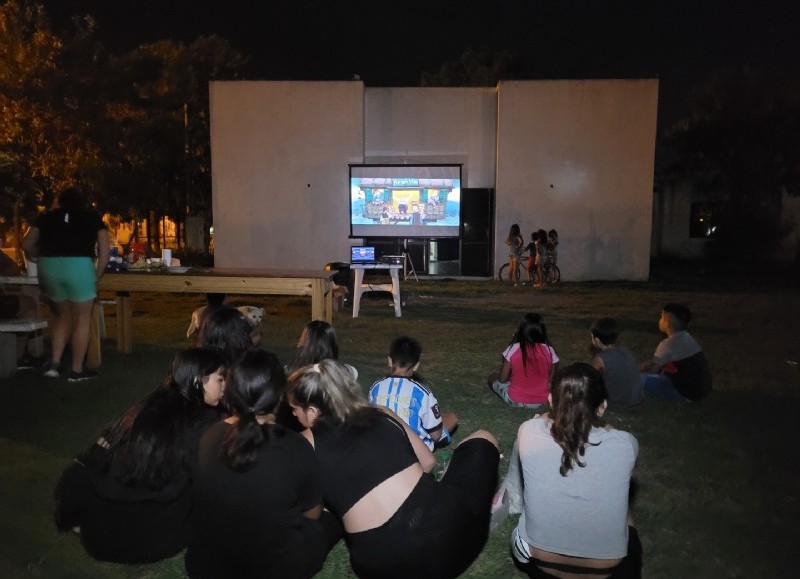 En esta oportunidad, la propuesta visitó a los vecinos de esta zona, regalándoles una noche de entretenimiento.