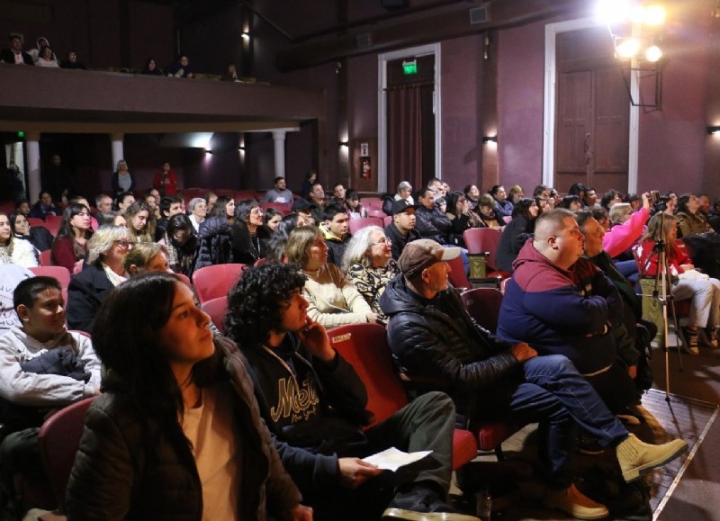 Una sala con mucho público acompañó la presentación.