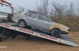 Comenzaron a retirar vehículos abandonados de la calle