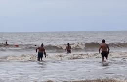 Futuros guardavidas gilenses se entrenaron en el mar