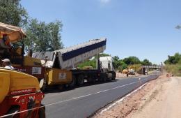 Ya se asfalta en la rectificación del puente