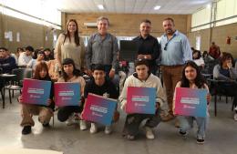 Se entregaron netbooks a egresados de escuelas